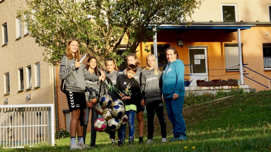 U14 des FF USV Jena überbringt Geschenke an Jenaer Kinderheim