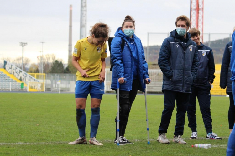 „Weiterhin ein fester Teil des Teams“ - Interview mit der verletzten Tina Kremlitschka