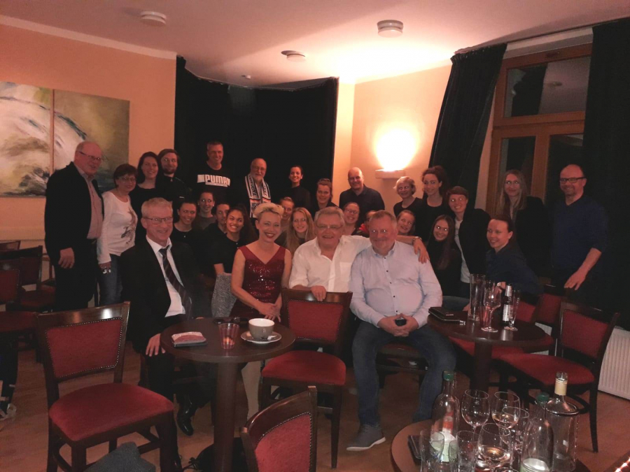 Mannschaft des FF USV Jena im Kabarett zu Gast