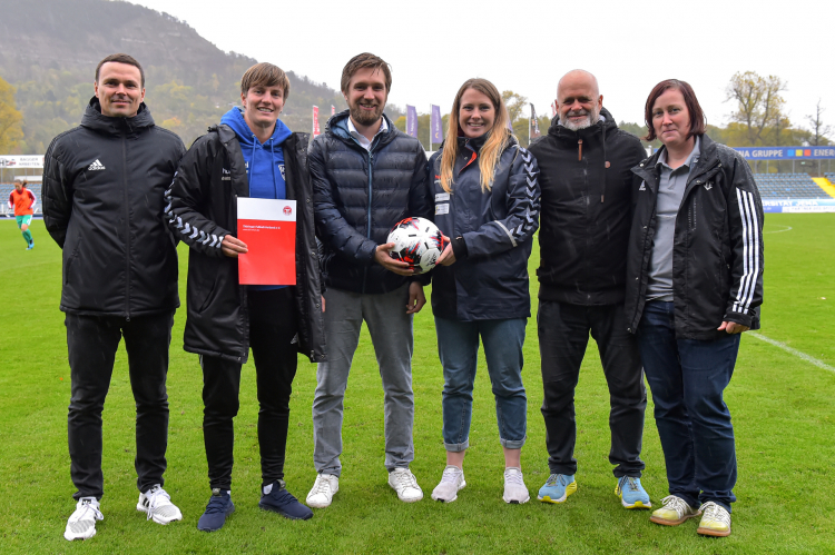 DFB würdigt Nachwuchsarbeit des FF USV Jena - Auszeichnung in der Halbzeitpause des FLYERALARM Frauen-Bundesliga-Heimspieles gegen den FC Bayern München
