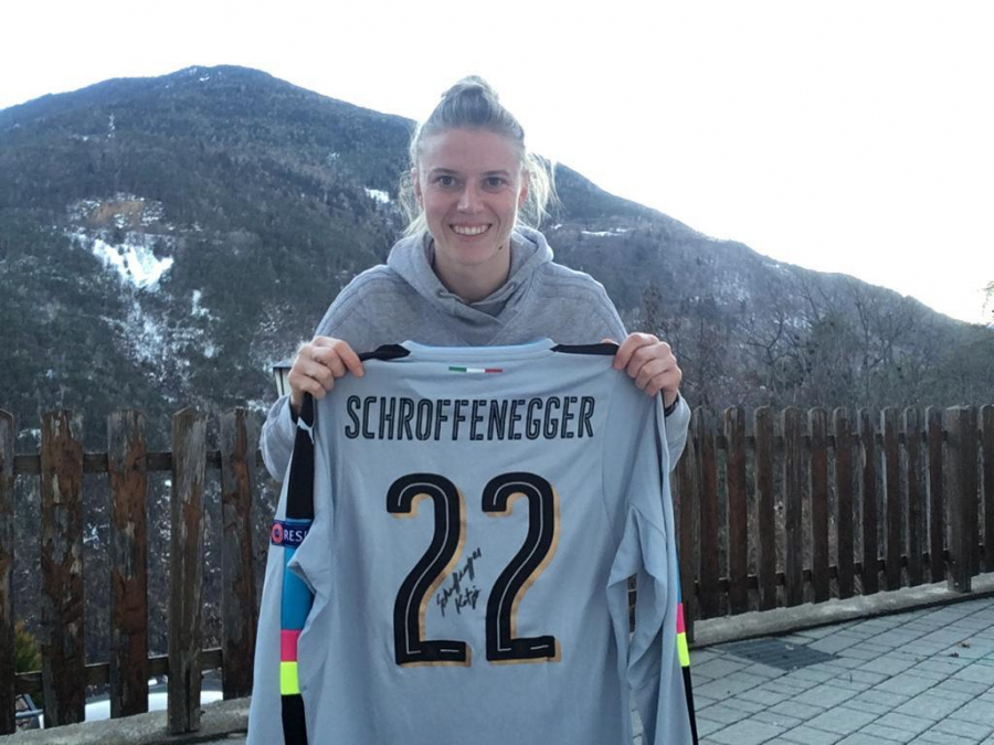 Katja Schroffenegger stellt signiertes Trikot für den FF USV Jena zur Verfügung