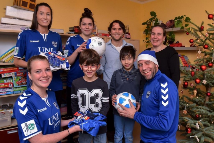Der Sport als Ausgleich - Spielerinnen der U21 verteilen Weihnachtsgeschenke im Kinderheim.
