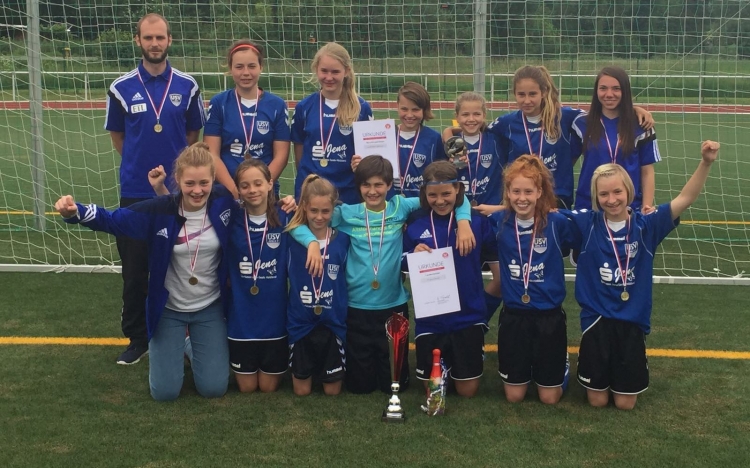 Die U13 des FF USV Jena ist Landesmeister! - Am Samstag, dem 11.06.2016 trafen sich alle Mädchenmannschaften in Bad Berka, um dort den Landesmeister&#8230;